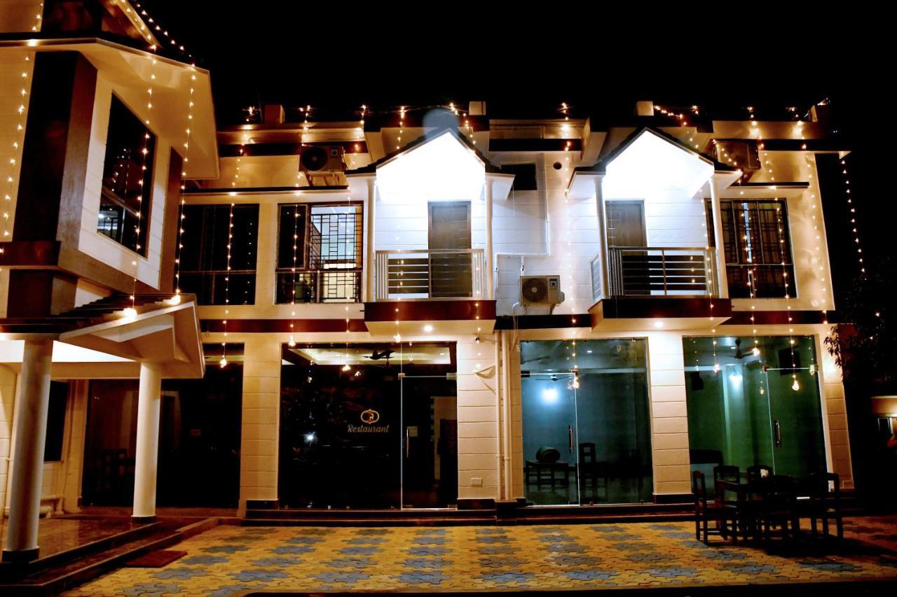 Hotel Aayes And Resort ชานตี นิเคทัน ภายนอก รูปภาพ